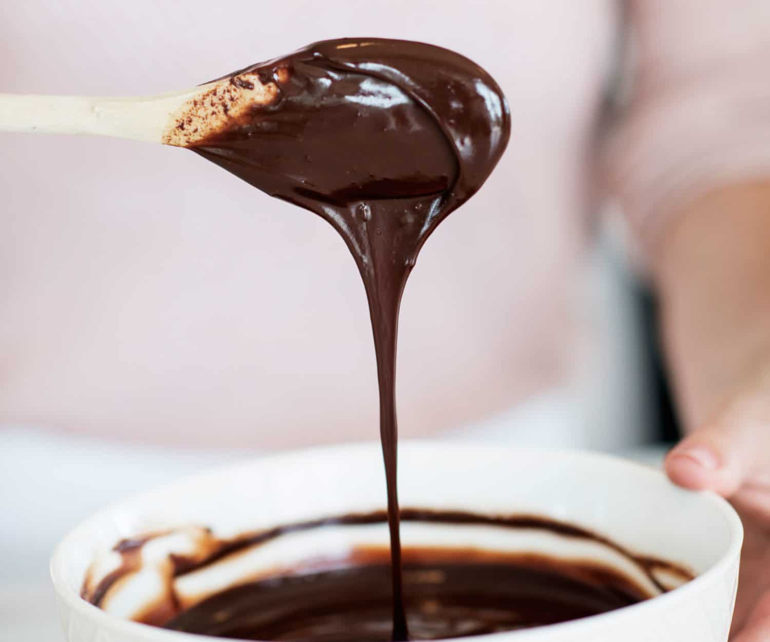 Крем из шоколада и масла. Ганаш сливки и шоколад. Шоколадная глазурь ганаш. Шоколадный ганаш крем для торта. Шоколад для ганаша.